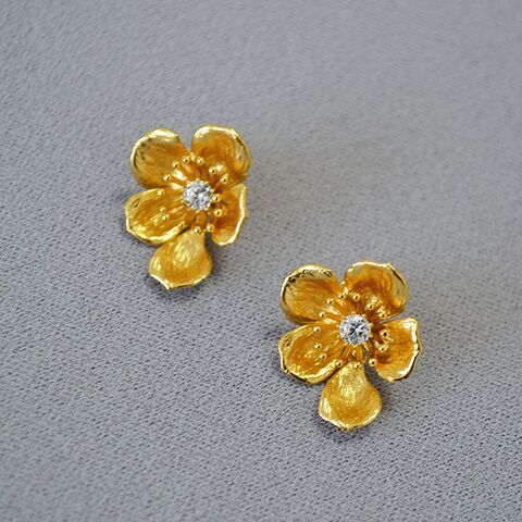 Серьги-пусеты Miya Sophia Jewelry «цветок с каплей», латунь с позолотой, иглы из серебра 925