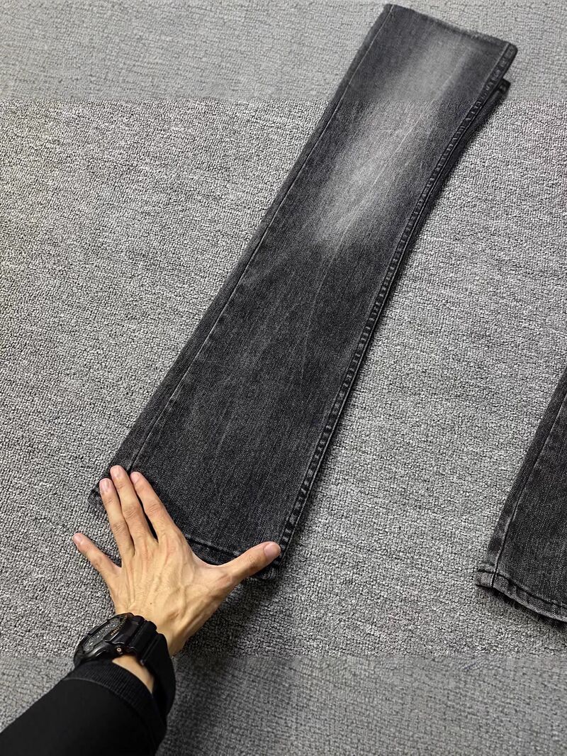 Мужские джинсы Cleanfit чёрно-серой фактуры, лёгкий клёш, стройнящий силуэт, повседневные
