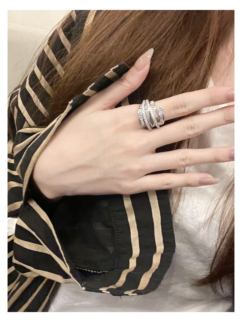 Кольцо FRIDAY JEWELRY с фианитами, серебристое, открытое регулируемое, на указательный палец