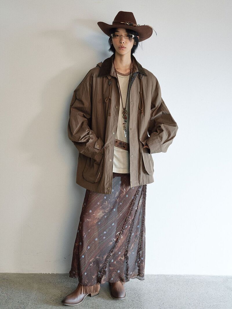 Женская куртка V9401 в стиле barn jacket, капюшон на кулиске, контрастный воротник, молния, оверсайз