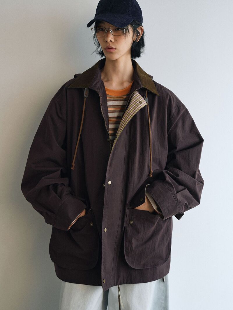 Женская куртка V9401 в стиле barn jacket, капюшон на кулиске, контрастный воротник, молния, оверсайз