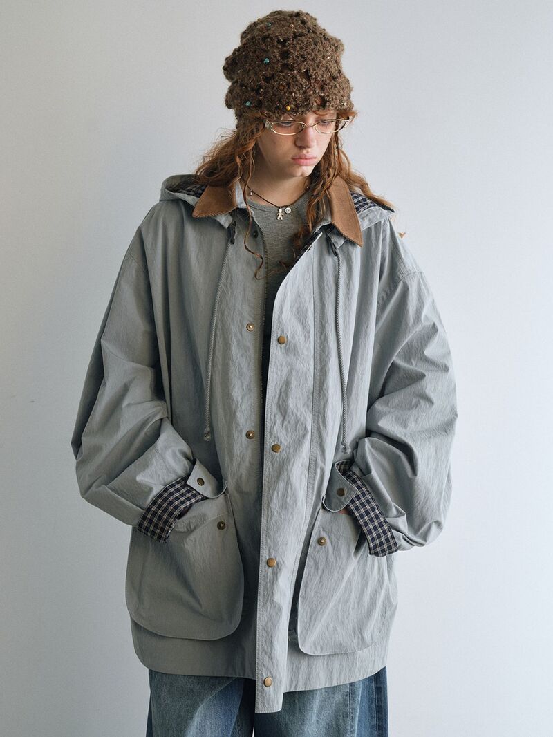 Женская куртка V9401 в стиле barn jacket, капюшон на кулиске, контрастный воротник, молния, оверсайз