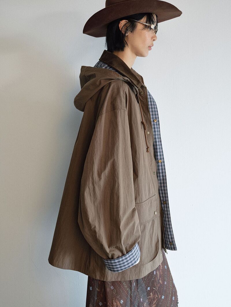 Женская куртка V9401 в стиле barn jacket, капюшон на кулиске, контрастный воротник, молния, оверсайз