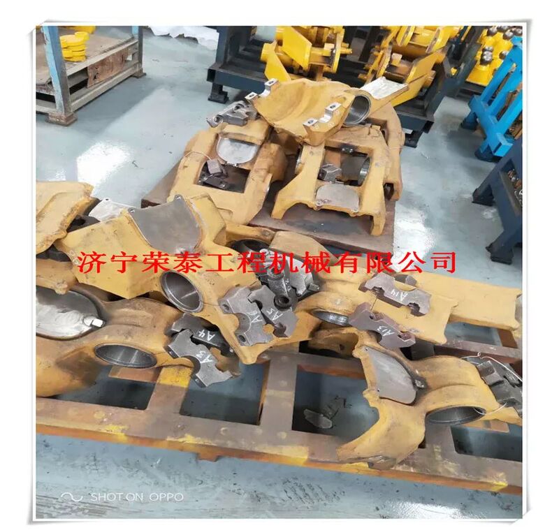 Запчасти для экскаваторов и бульдозеров Shantui, Komatsu, Cat: уплотнения, шланги, катки и другие детали