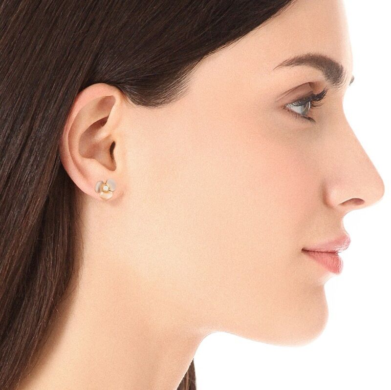 Серьги-гвоздики «Клевер» miya sophia jewelry с перламутром, латунь с позолотой, лепестки 1,2 см