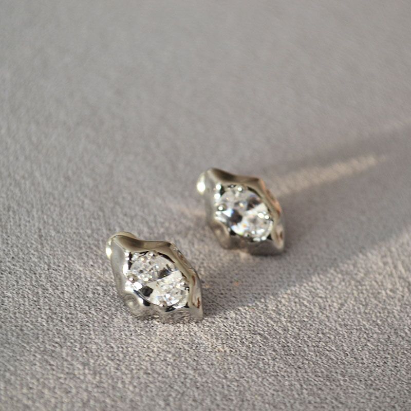 Серьги-гвоздики Miya Sophia Jewelry неправильной формы с фактурой «лава» и фианитами, 1,5 см, игла серебро 925