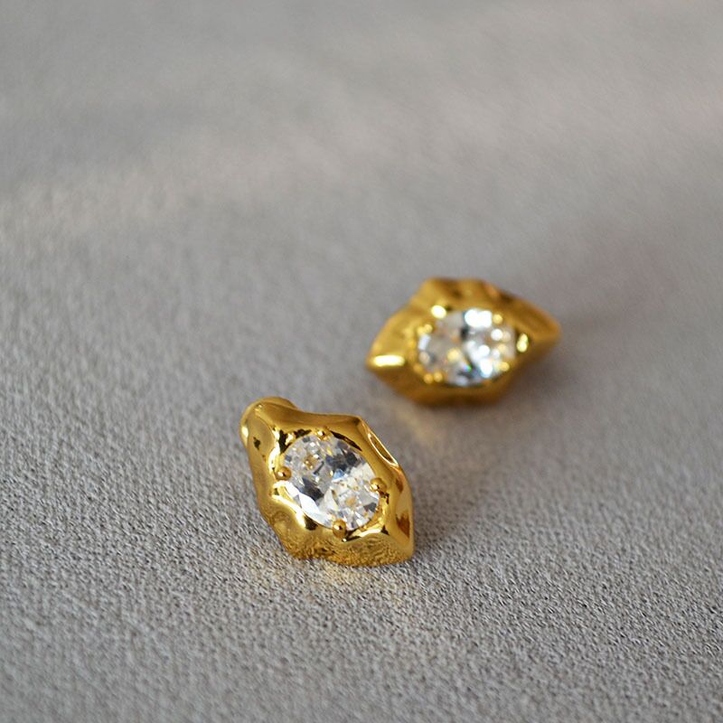 Серьги-гвоздики Miya Sophia Jewelry неправильной формы с фактурой «лава» и фианитами, 1,5 см, игла серебро 925