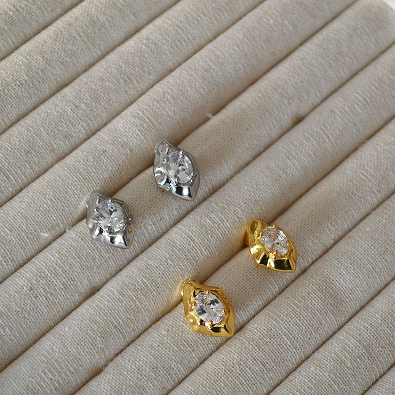 Серьги-гвоздики Miya Sophia Jewelry неправильной формы с фактурой «лава» и фианитами, 1,5 см, игла серебро 925