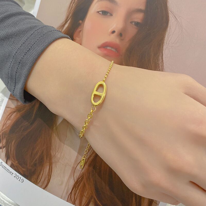 Колье Lingyuan с подвеской «пятачок», титановая сталь с позолотой 18K, короткая цепочка; браслет и серьги в серии