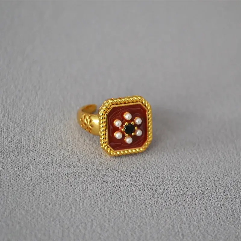 Кольцо Miya Sophia Jewelry открытое квадратное с красной эмалью и цветком из искусственного жемчуга, латунь