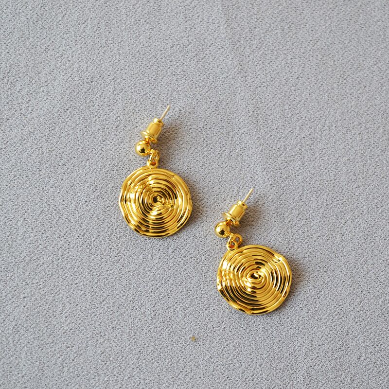 Серьги-гвоздики Miya Sophia Jewelry в виде диска с узором годичных колец, позолота 18K