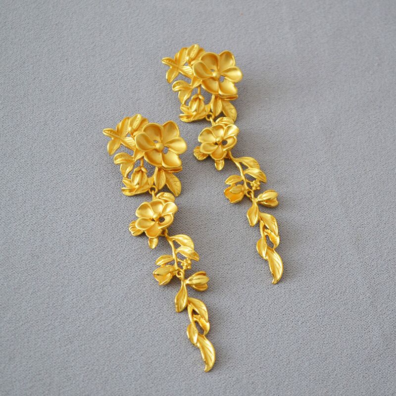 Серьга Miya Sophia Jewelry с цветами и бахромой, латунь с позолотой, игла серебро 925, 10 см, 1 шт.