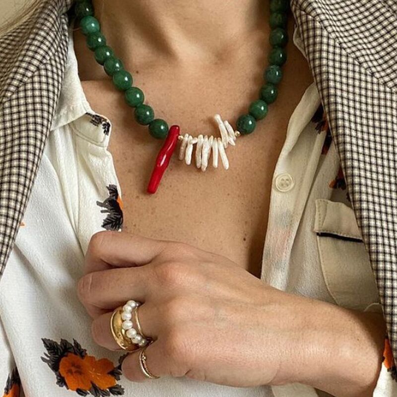 Колье YK Jewelry BV578 с зелёными бусинами из натурального камня и барочным жемчугом, титановая сталь с позолотой 18K