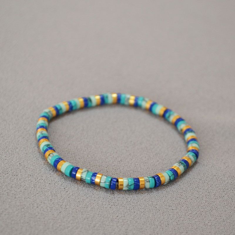 Браслет Miya Sophia Jewelry на резинке из бусин с синтетической бирюзой и позолоченными разделителями, бохо