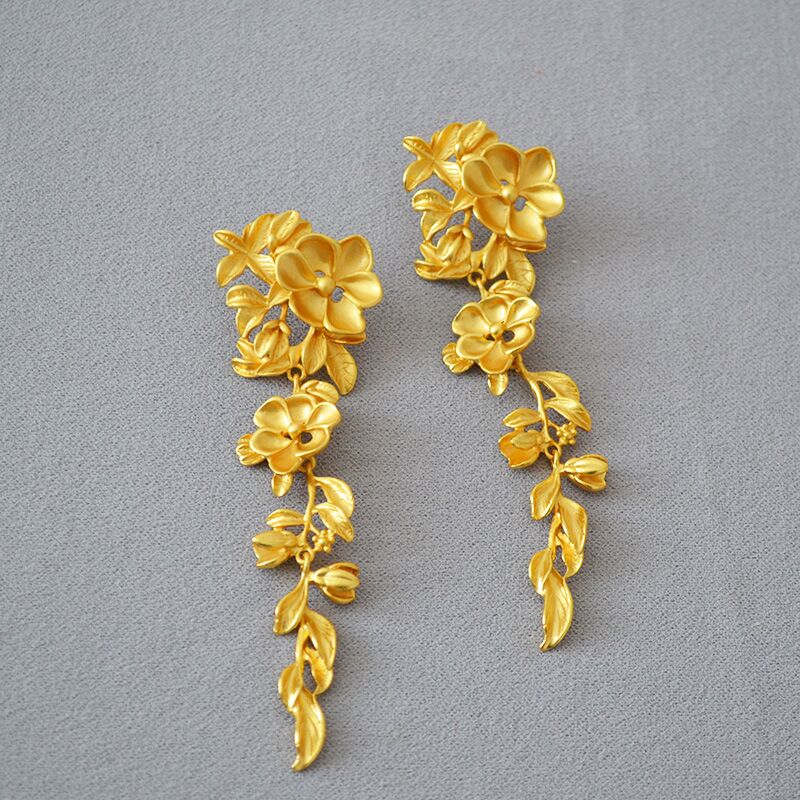 Серьга Miya Sophia Jewelry с цветами и бахромой, латунь с позолотой, игла серебро 925, 10 см, 1 шт.