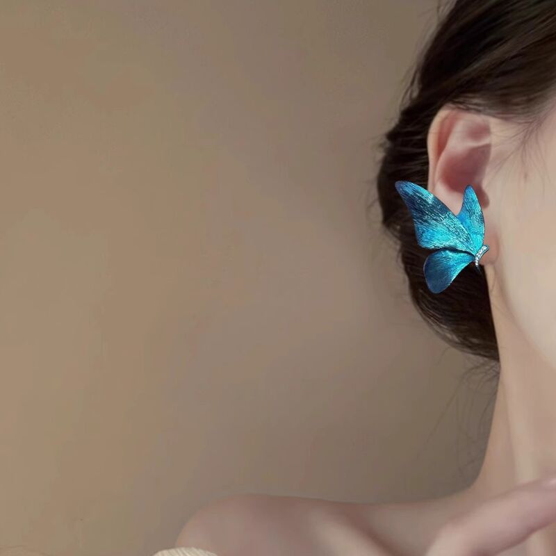 Серьги-пусеты Kaitin Jewelry «Бабочка» со стразами, окрашенные, игла из серебра 925, синие