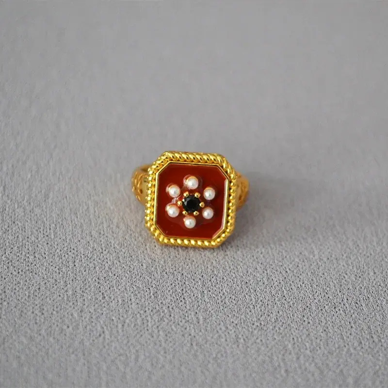 Кольцо Miya Sophia Jewelry открытое квадратное с красной эмалью и цветком из искусственного жемчуга, латунь
