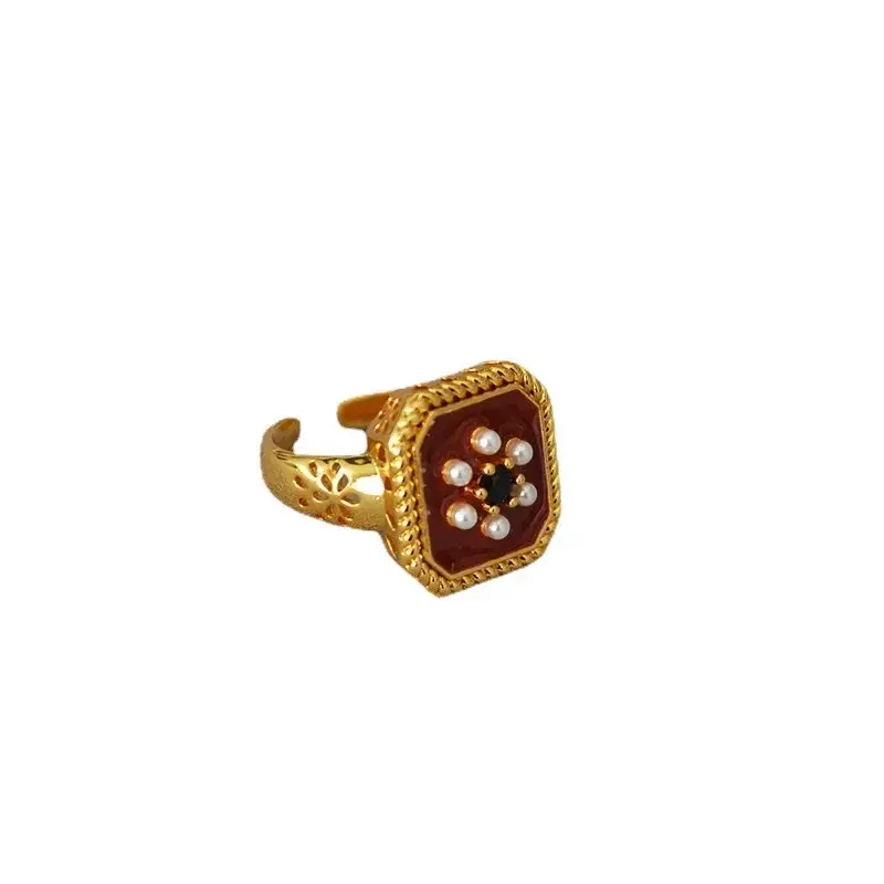Кольцо Miya Sophia Jewelry открытое квадратное с красной эмалью и цветком из искусственного жемчуга, латунь