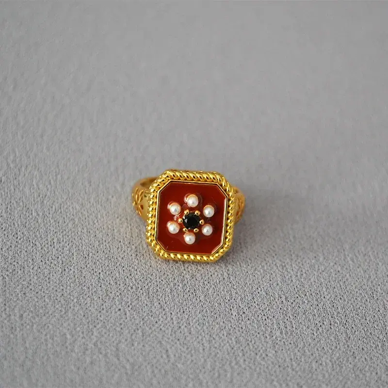 Кольцо Miya Sophia Jewelry открытое квадратное с красной эмалью и цветком из искусственного жемчуга, латунь