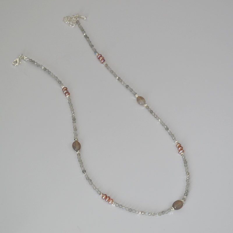 Колье из серого лабрадорита и речного жемчуга miya sophia jewelry, тонкое, ручная работа, 42 см + удлинитель