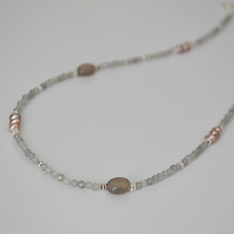 Колье из серого лабрадорита и речного жемчуга miya sophia jewelry, тонкое, ручная работа, 42 см + удлинитель
