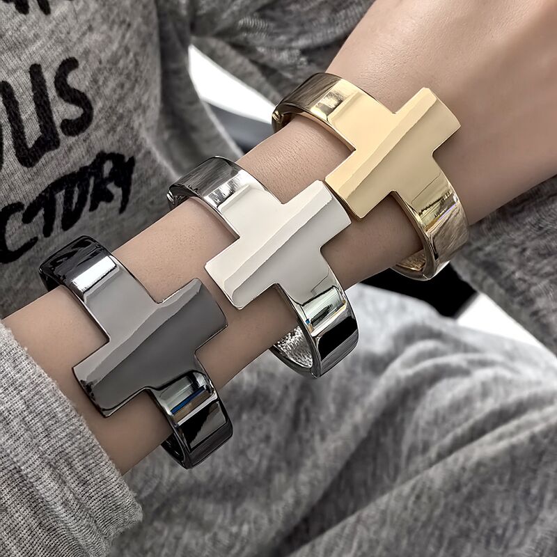 Открытый браслет-бангл KAYMEN JEWELRY с крестом, металлический сплав, минимализм, 44 г