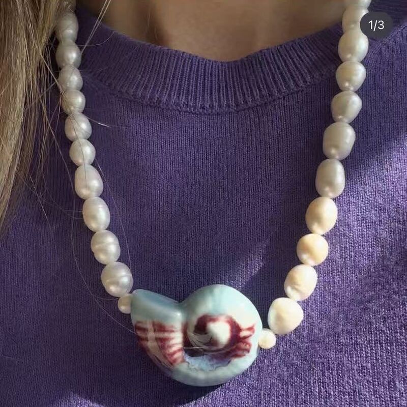 Колье YK JEWELRY из бусин с керамической ракушкой 4×3 см, титановая сталь с покрытием 18K, 25 вариантов