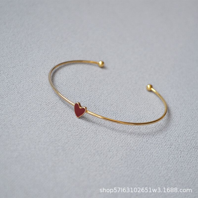 Тонкий открытый браслет и кольцо Miya sophia jewelry с красным эмалевым сердцем, латунь с позолотой