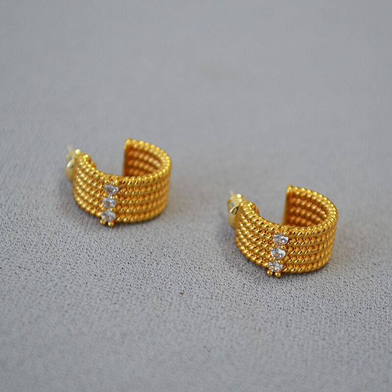 Серьги-гвоздики miya sophia jewelry C-образные витые с фианитами, латунь с позолотой, игла из серебра 925