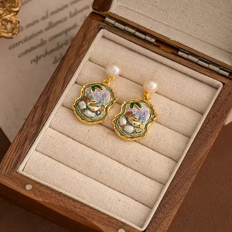 Серьги-подвески kaitin jewelry с искусственным жемчугом и эмалью, иглы из серебра 925, золотисто-зелёные