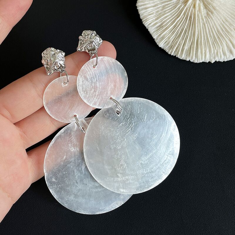 Серьги с подвеской из ракушки, круглая форма, игла — серебристая, эффектный дизайн, Kaitin Jewelry