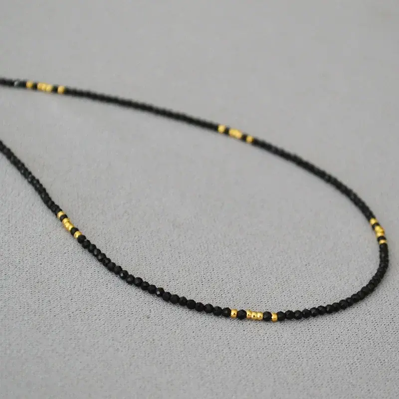 Колье Miya Sophia Jewelry: тонкая цепочка на ключицы с чёрными кристаллами и золотистыми бусинами, 41-50 см