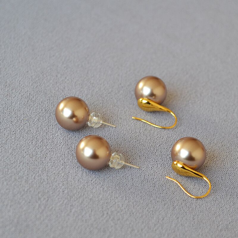 Серьги-гвоздики Miya Sophia Jewelry с жемчугом, оттенки шампань-кофе, серебро 925, стиль мейлард