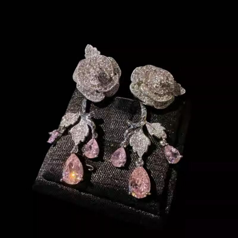 Серьги-гвоздики Kaitin Jewelry с розой, асимметричный дизайн, серебряный штифт 925