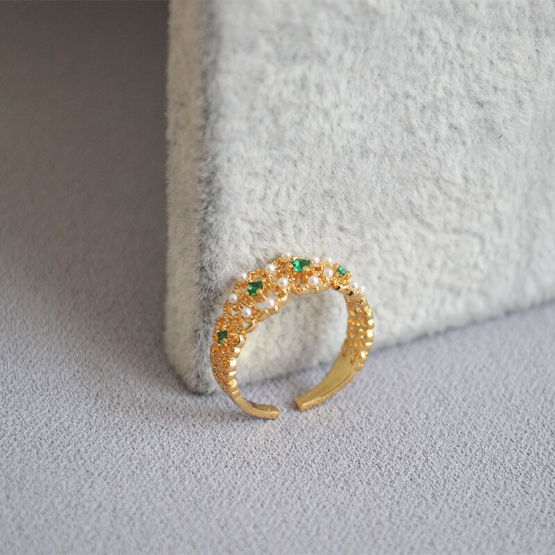 Кольцо Miya Sophia Jewelry в винтажном стиле, резной узор, камень цвета изумруда и жемчужина