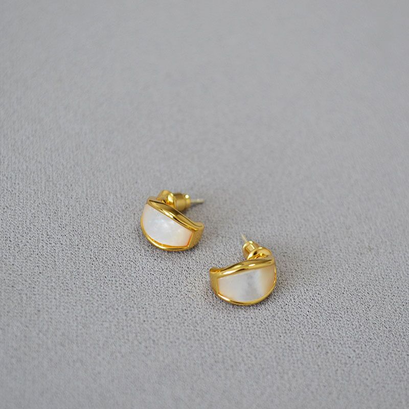 Серьги-гвоздики Miya Sophia Jewelry с перламутром, изогнутая форма, позолота, серебро 925