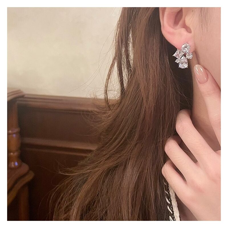 Серьги-гвоздики FRIDAY JEWELRY с серебристыми цирконами в ретро-стиле