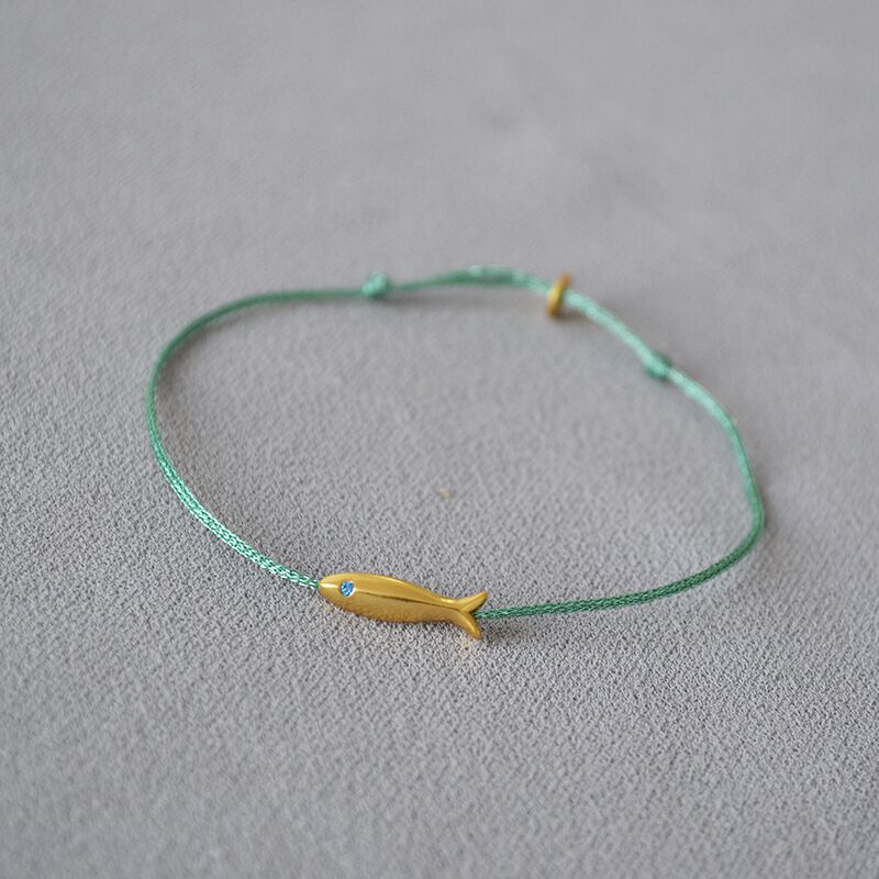 Браслет из шёлковой нити с рыбкой кои Miya Sophia Jewelry, латунь с винтажной позолотой, ручное плетение