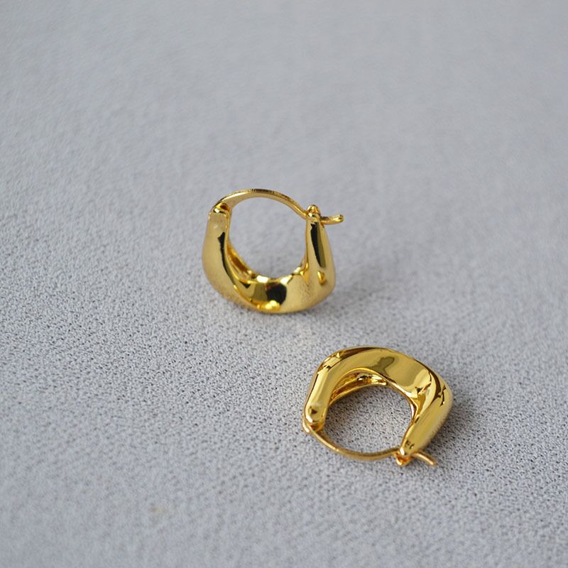 Серьги miya sophia jewelry U-образные, асимметричные, с вмятинами и изгибом, латунь, золото/серебро