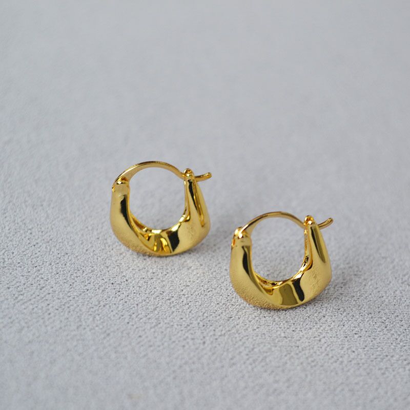Серьги miya sophia jewelry U-образные, асимметричные, с вмятинами и изгибом, латунь, золото/серебро
