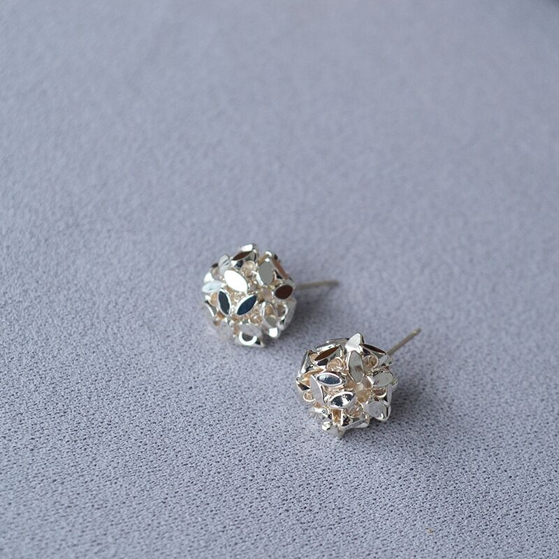 Серьги-гвоздики miya sophia jewelry, ажурный шар-цветок с гранями, серебристые, 1,4 см