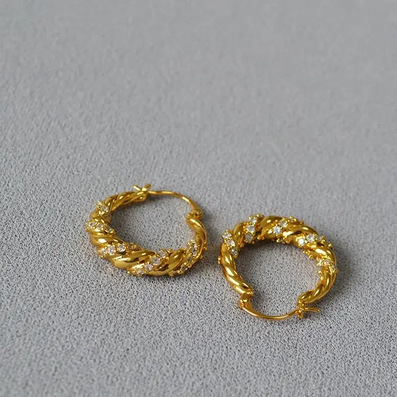 Серьги-кольца Miya Sophia Jewelry витые с микропаве из циркона, латунь с позолотой, 2,5 см