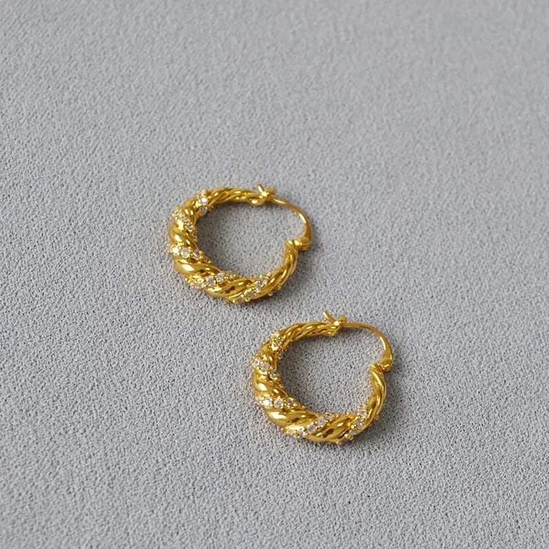 Серьги-кольца Miya Sophia Jewelry витые с микропаве из циркона, латунь с позолотой, 2,5 см