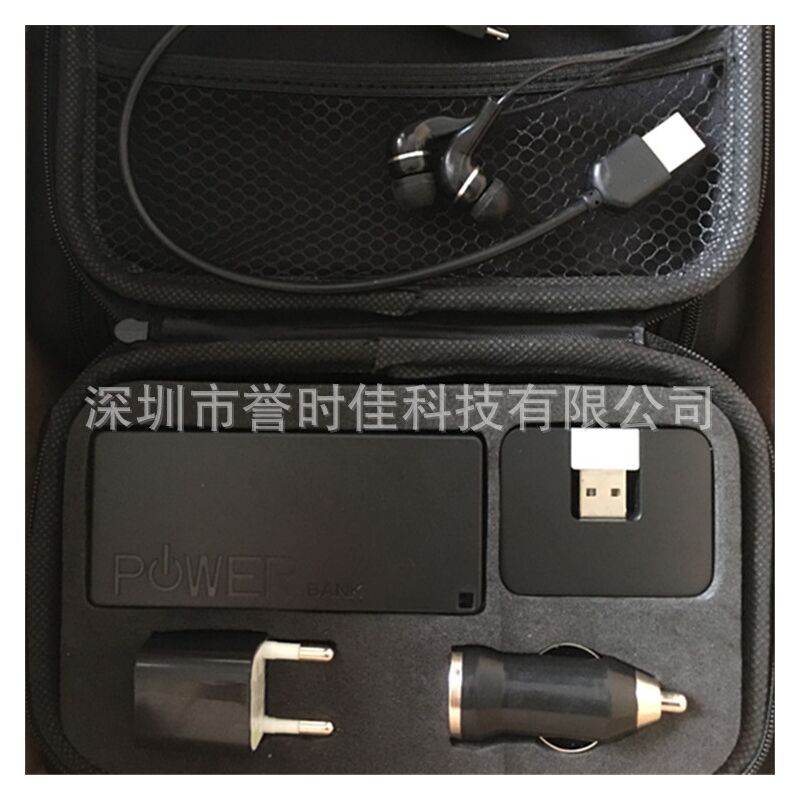 Дорожный набор: внешний аккумулятор, автомобильное и сетевое ЗУ, USB-хаб на 5 портов, кабель 3 в 1
