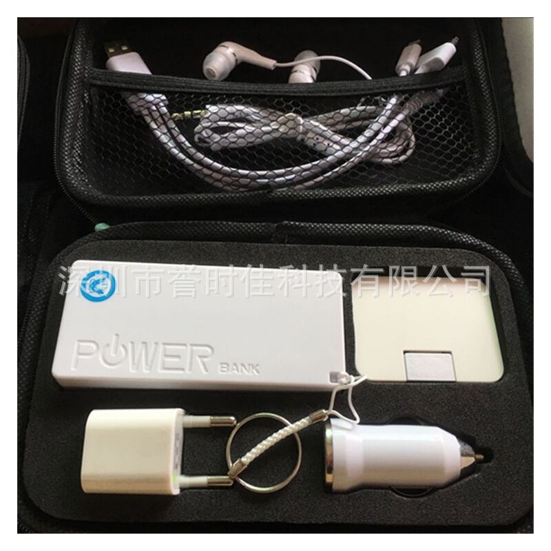 Дорожный набор: внешний аккумулятор, автомобильное и сетевое ЗУ, USB-хаб на 5 портов, кабель 3 в 1