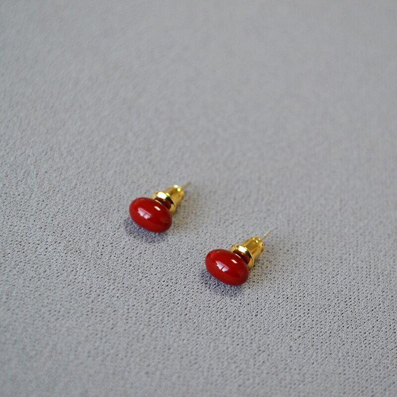 Серьги-гвоздики «Красные бобы» Miya Sophia Jewelry, эмаль винного цвета, латунь, игла серебро 925