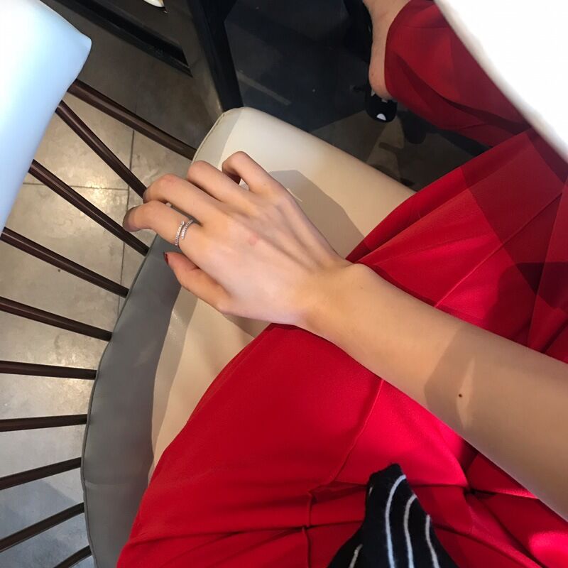 Кольцо-змейка Miya Sophia Jewelry в стразах, латунь с позолотой или платиновым покрытием, открытое регулируемое