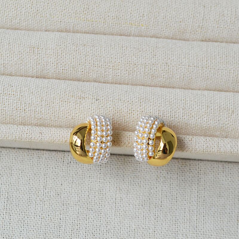 Серьги-гвоздики «двойная C» Miya Sophia Jewelry, латунь с позолотой, искусственный жемчуг, игла серебро 925