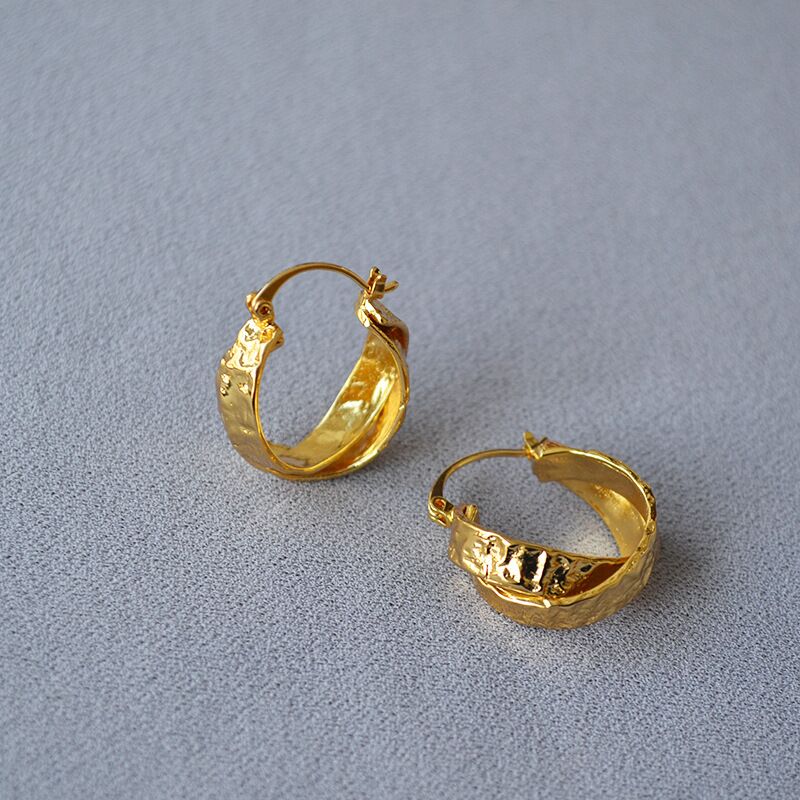 Серьги-кольца Miya Sophia Jewelry с двумя перекрещенными кольцами, фактура ковки, латунь с позолотой 18K