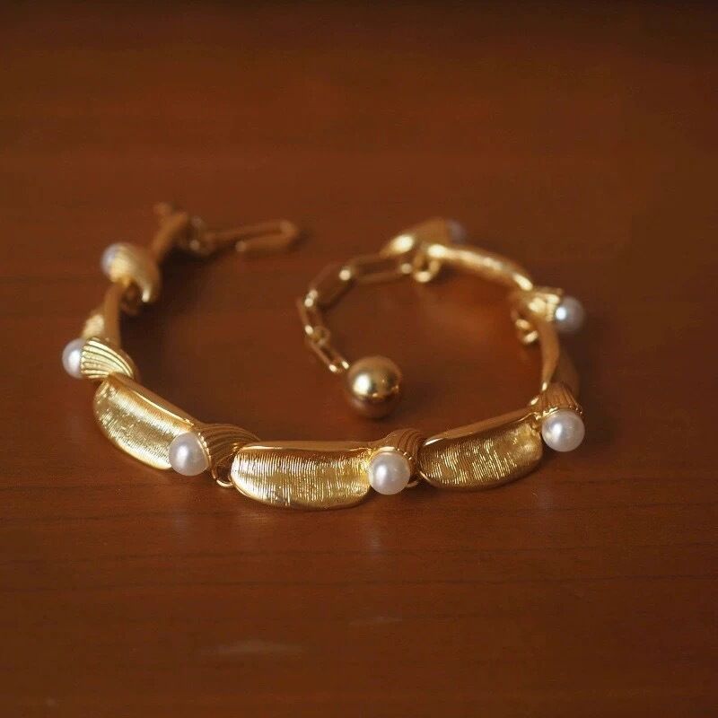 Браслет DaKing Jewelry с искусственным жемчугом и матовой фактурой, медь с позолотой, ретро-стиль